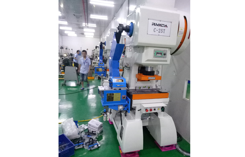 虹瑞衝床配亚洲精品在线看夾式送料機批（pī）量出機